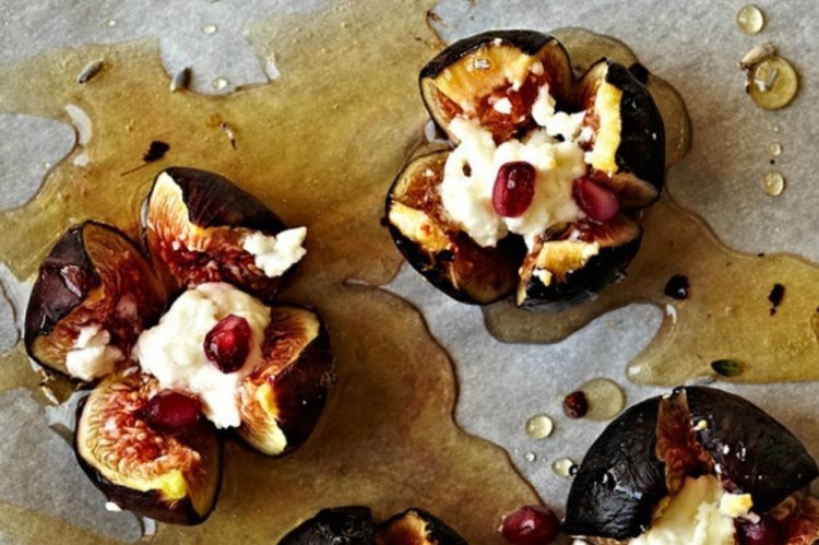 Запеченный инжир с камамбером и медом