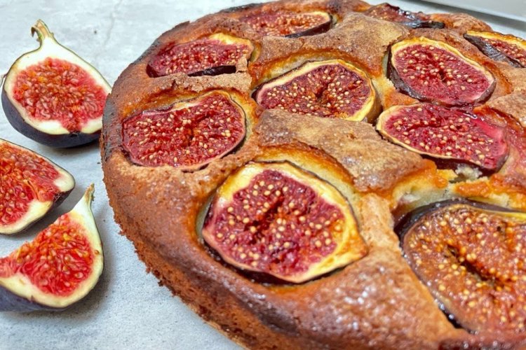 Пирог на молоке с инжиром