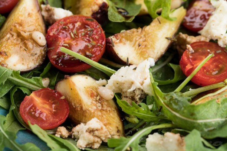 Салат с помидорами, инжиром и брынзой