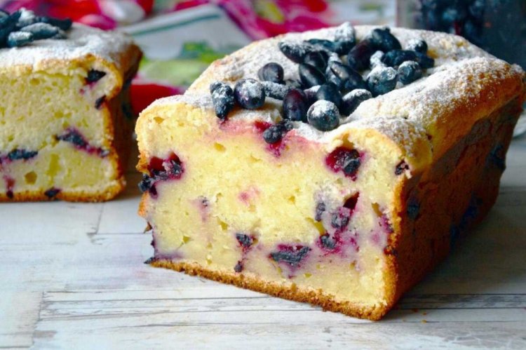 Творожный кекс с жимолостью