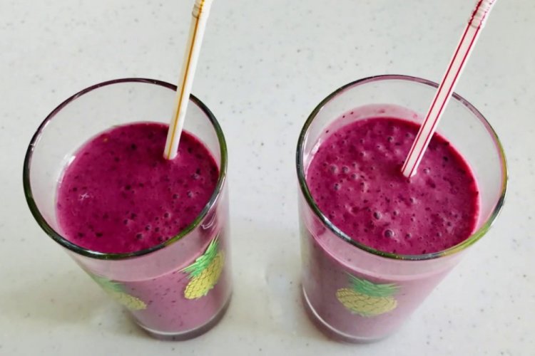 Овсяный смузи с жимолостью