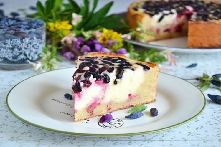 Творожный пирог с жимолостью