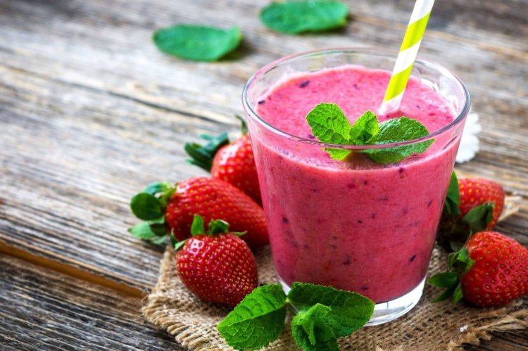 Йогуртовый смузи с жимолостью и клубникой