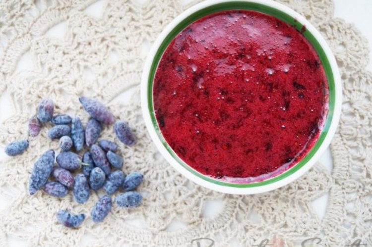 Жимолость с сахаром без варки на зиму