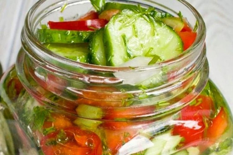 Огурцы с куркумой, зеленью и острым перцем на зиму