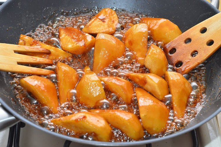 Карамелизованная груша на сковороде