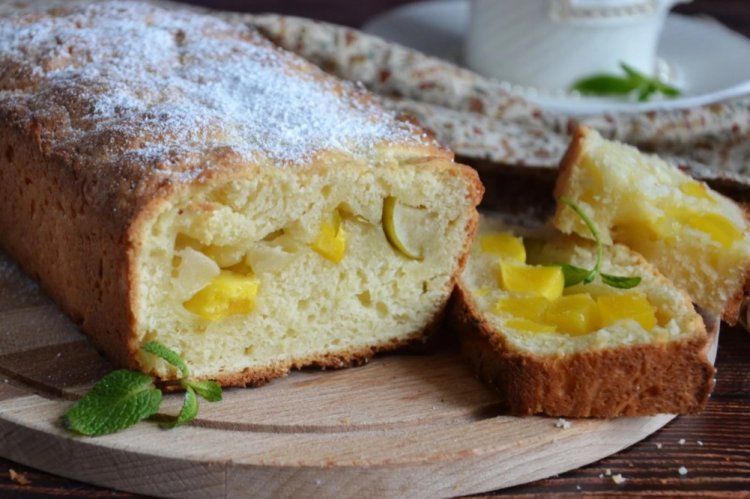 Творожный кекс с манго и яблоками