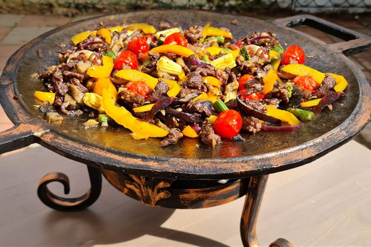 Говядина с овощами на садже