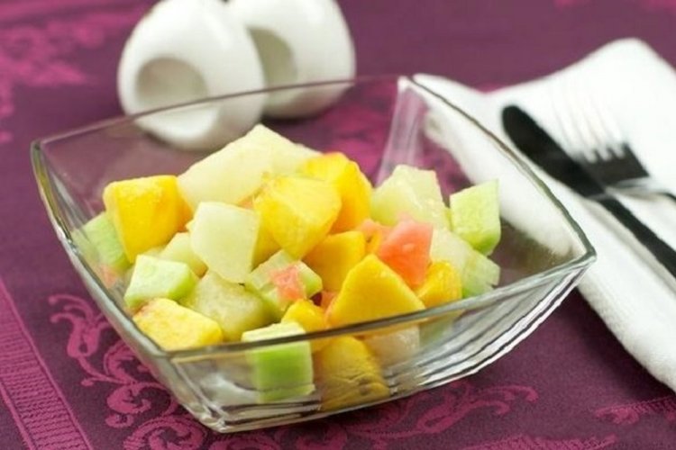 Салат из дыни, огурцов и персиков