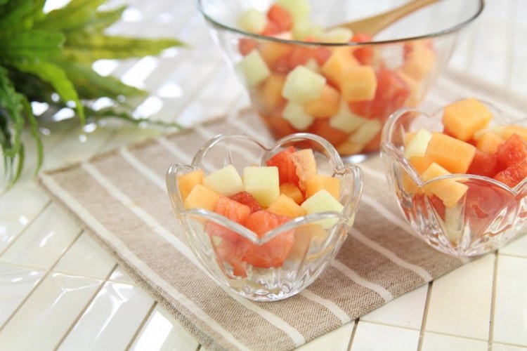 Фруктовый салат с арбузом и дыней