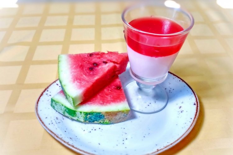 Панна-котта со сгущенкой и арбузом