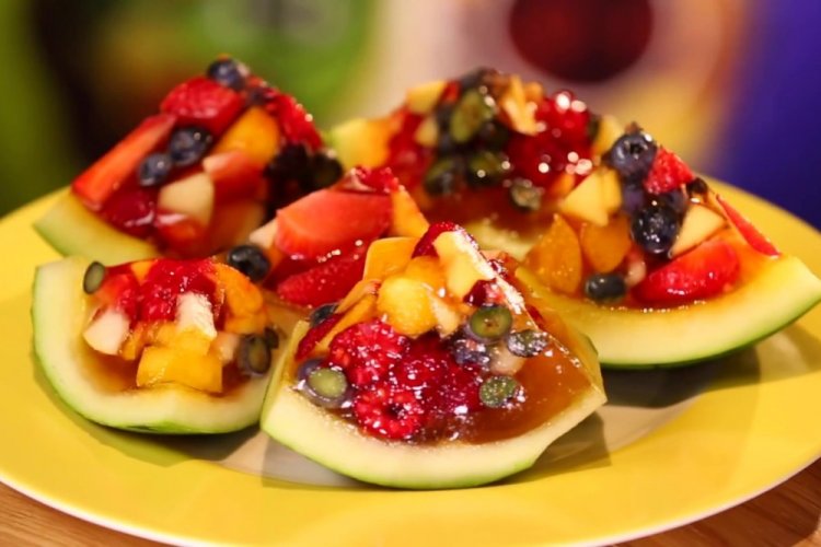 Фруктовое желе в арбузе