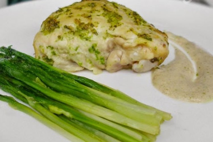 Курица с черемшой в духовке