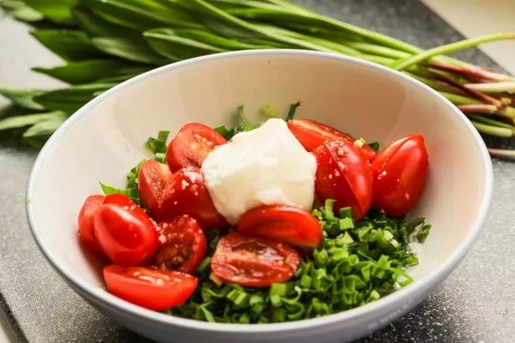 Салат из черемши с помидорами