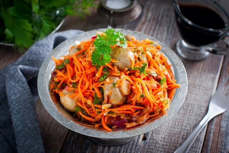 Салат из черемши с морковью и шампиньонами