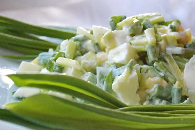 Салат из черемши с яблоками