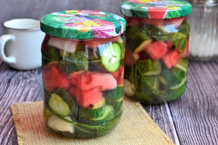 Арбуз с огурцами на зиму