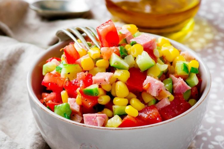 Салат с арбузом и кукурузой