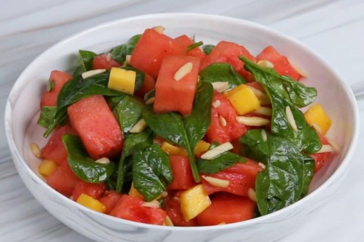Салат со шпинатом, манго и арбузом