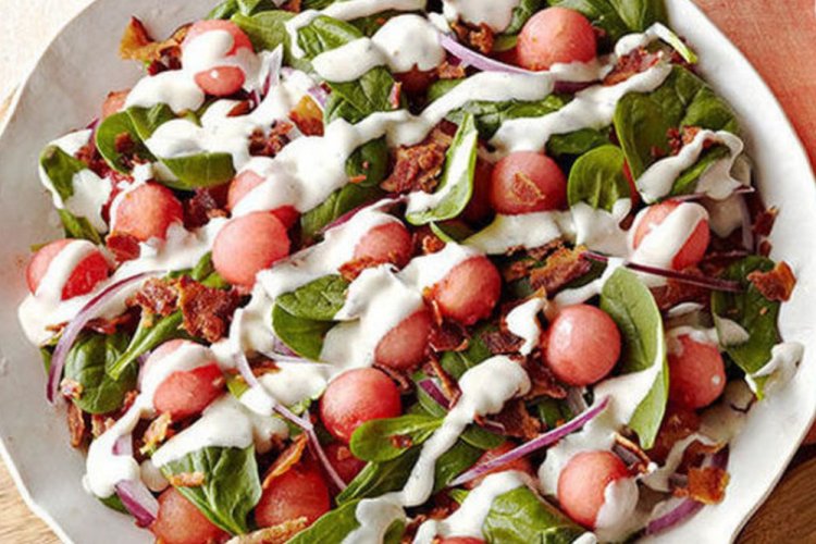 Салат с арбузом и беконом