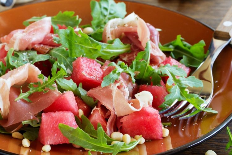 Салат с арбузом и прошутто