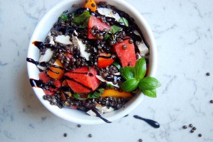 Салат из чечевицы с арбузом