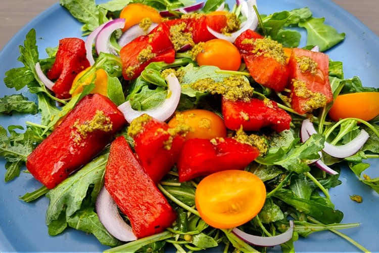 Салат с арбузом-гриль и песто