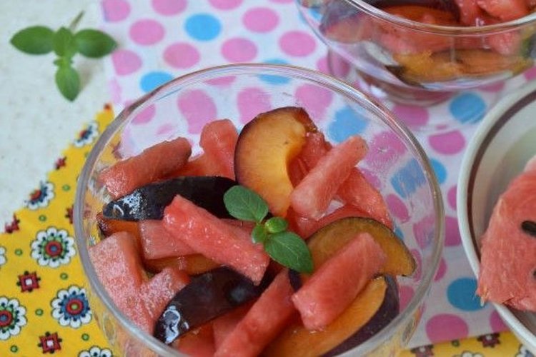 Салат с арбузом и сливами