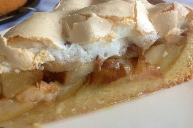 Грушевый пирог с карамелью и меренгой