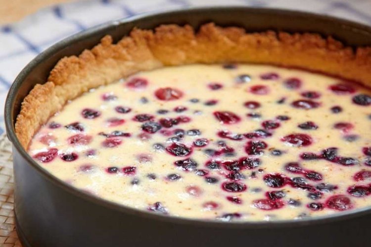 Пирог с клюквой и сгущенкой