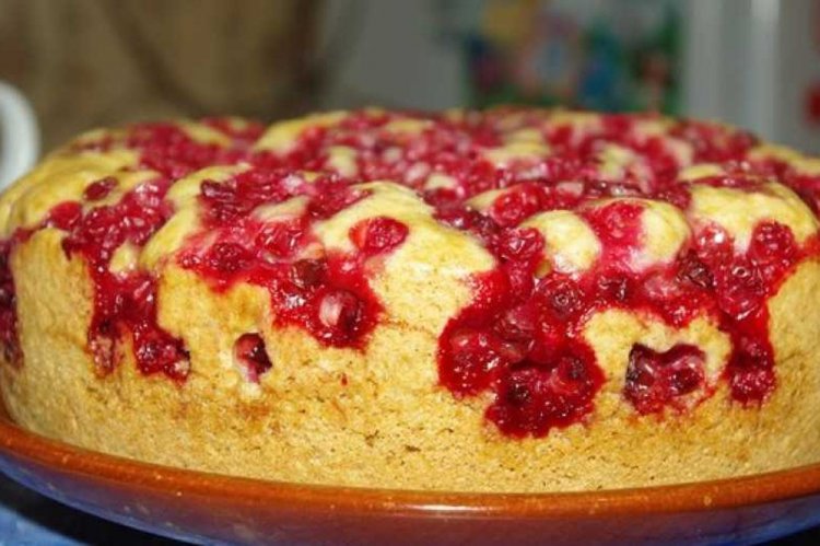 Бисквитный пирог с клюквой