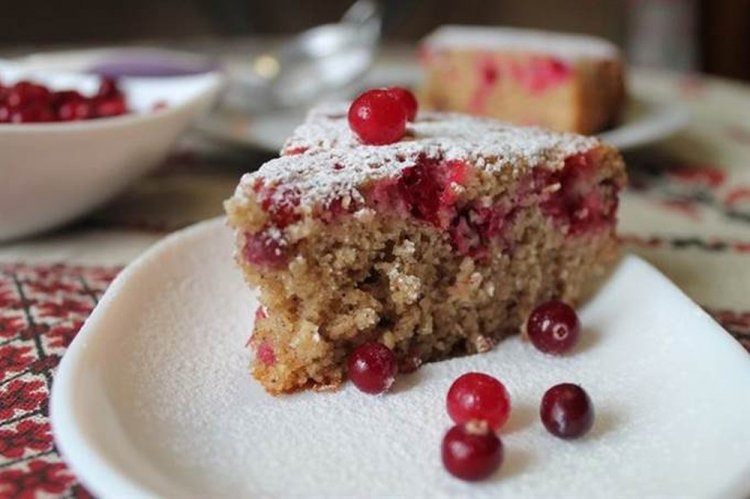 Пирог с клюквой и какао