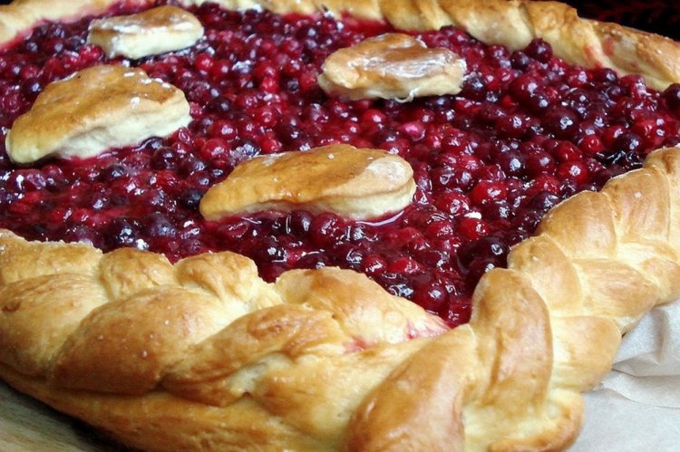 Слоеный пирог с клюквой