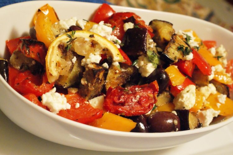 Салат из запеченных овощей с кабачками и брынзой