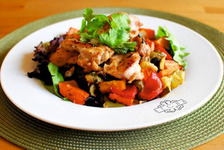 Салат из курицы и запеченных овощей