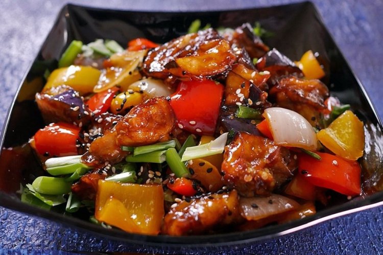 Баклажаны с луком в кисло-сладком соусе