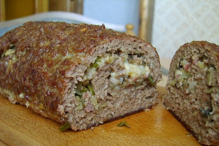 Рулет из фарша с корнишонами
