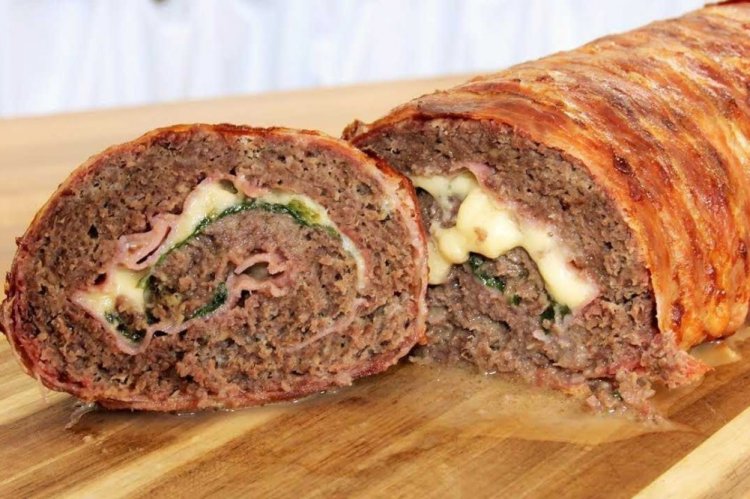 Рулет из фарша в беконе с ветчиной и сыром
