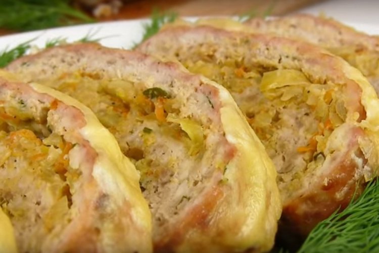 Рулет из фарша с капустой, грибами и сыром