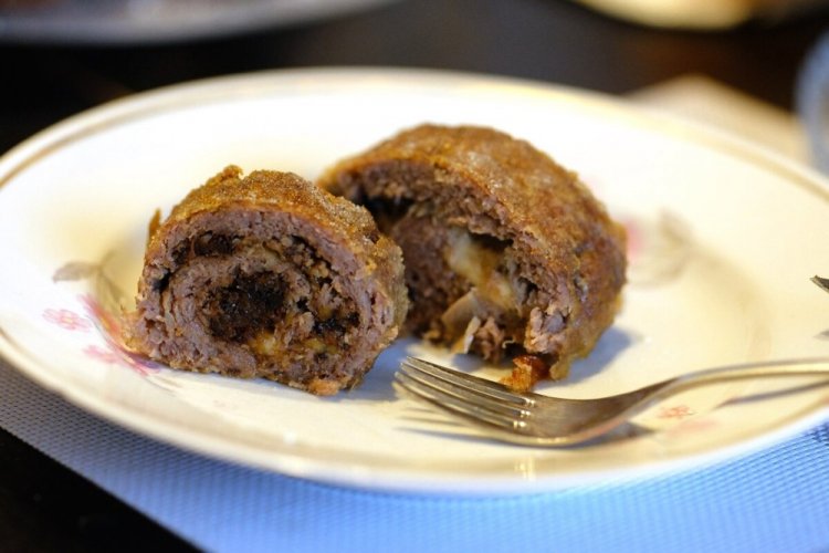 Рулет из фарша с черносливом и орехами