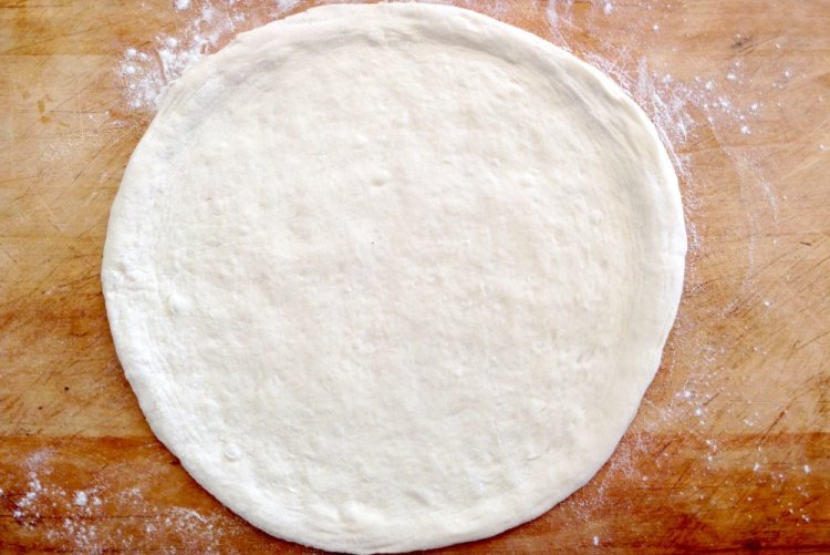Тесто без дрожжей с яйцами для тонкой пиццы