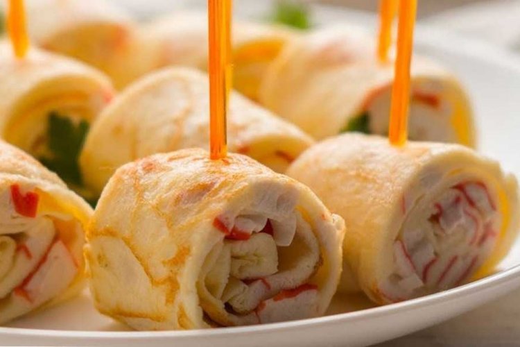 Рулетики из блинов с крабовыми палочками и яйцами