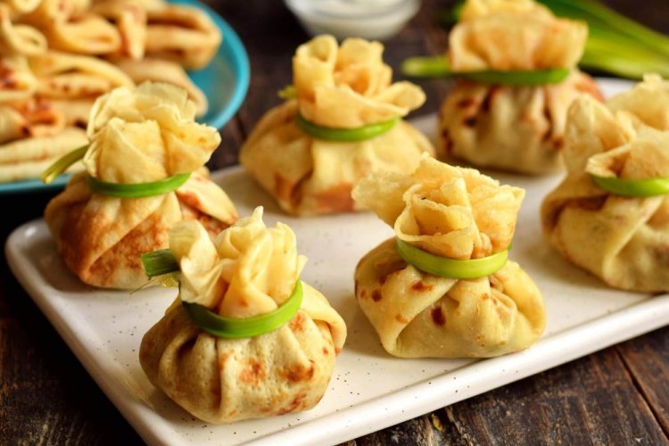 Мешочки из блинов с курицей и грибами