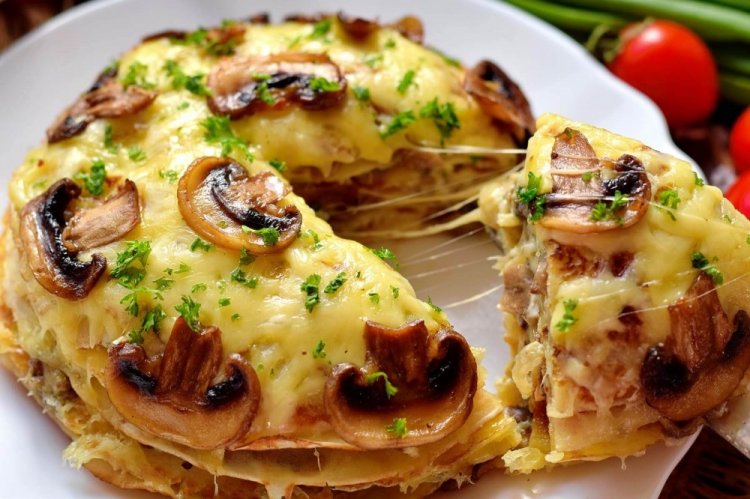 Блинный торт с шампиньонами и сыром