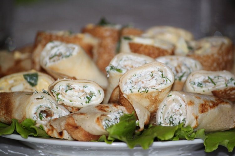 Рулетики из блинов с творогом и зеленью