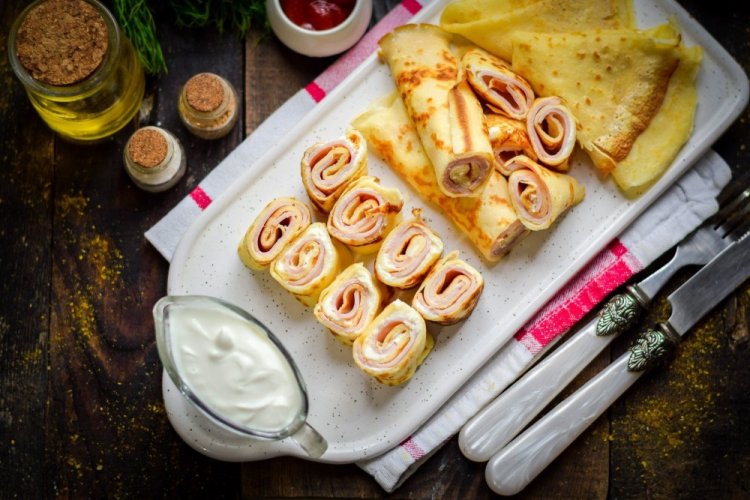 Рулетики из блинов с ветчиной и сливочным сыром