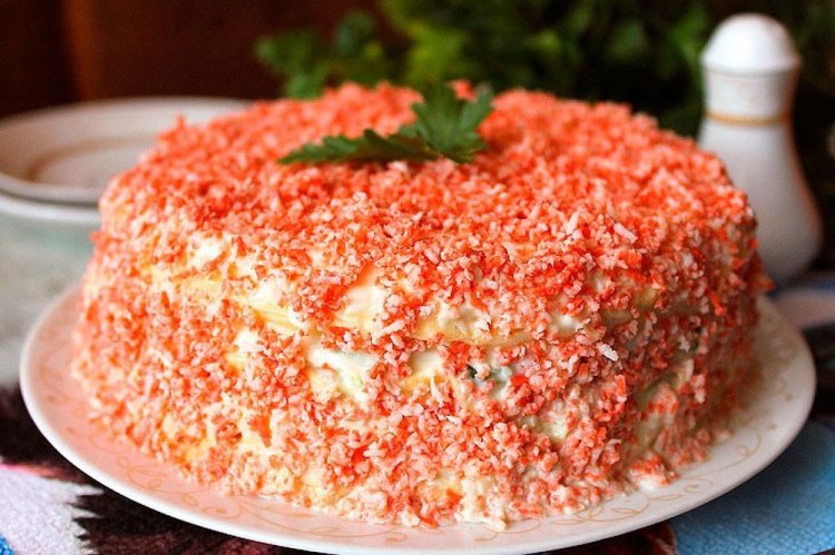 Блинный торт с крабовыми палочками и овощами