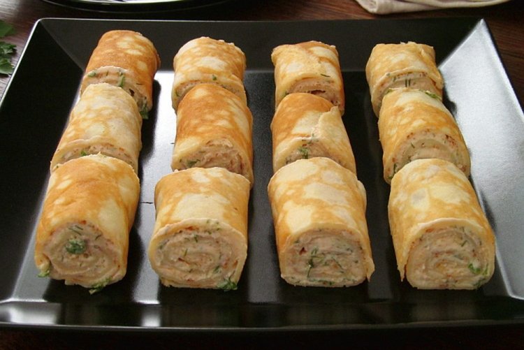 Рулетики из блинов с икрой мойвы и авокадо