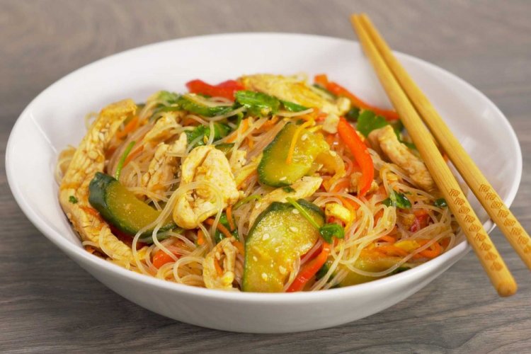 Курица с овощами и рисовой лапшой по-корейски
