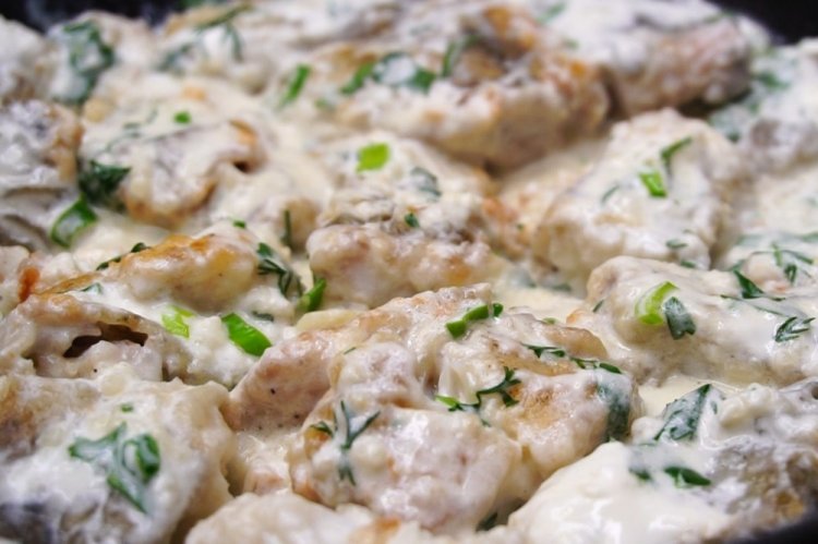 Тушеный минтай в сливках